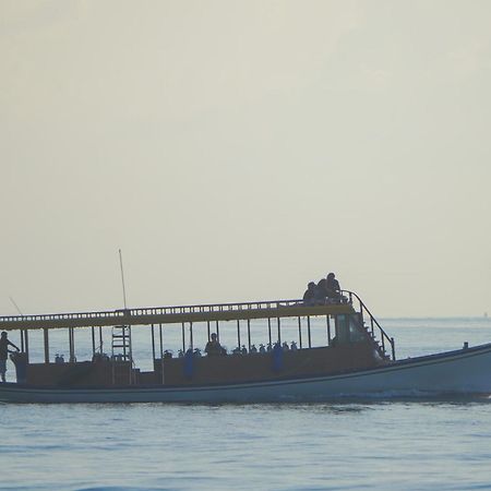 Sun & Surf Hotel Thulusdhoo Luaran gambar