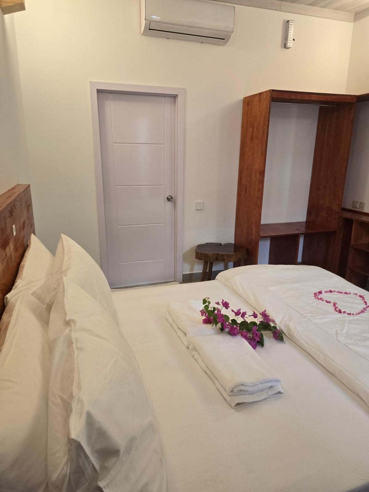 Sun & Surf Hotel Thulusdhoo Luaran gambar