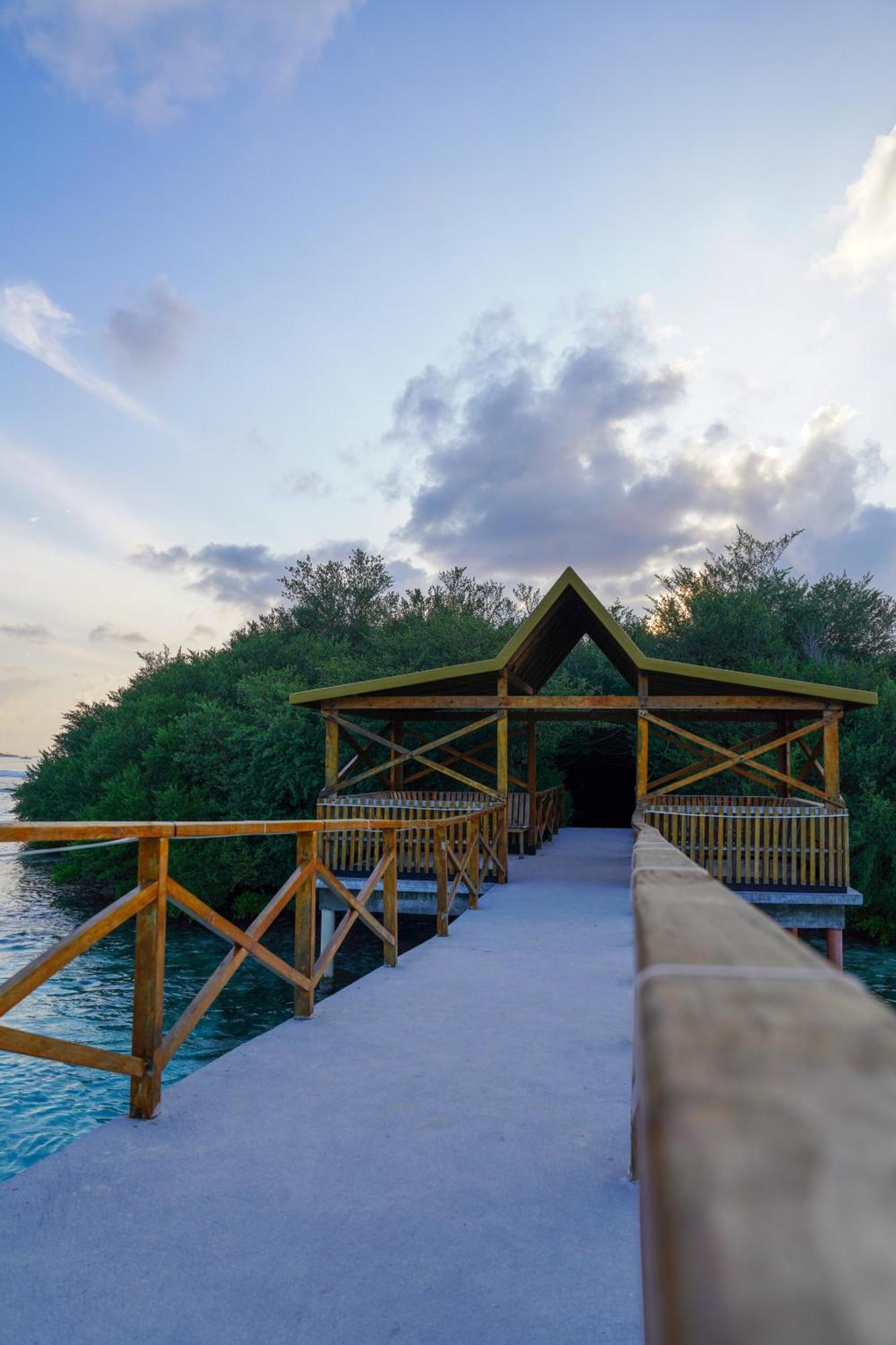 Sun & Surf Hotel Thulusdhoo Luaran gambar