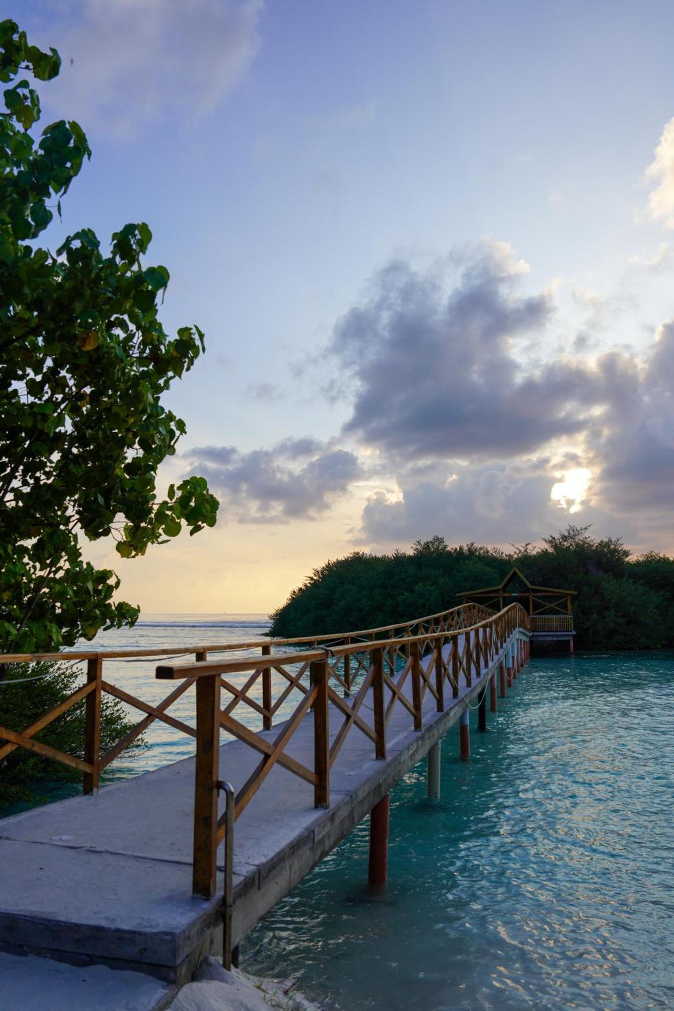 Sun & Surf Hotel Thulusdhoo Luaran gambar