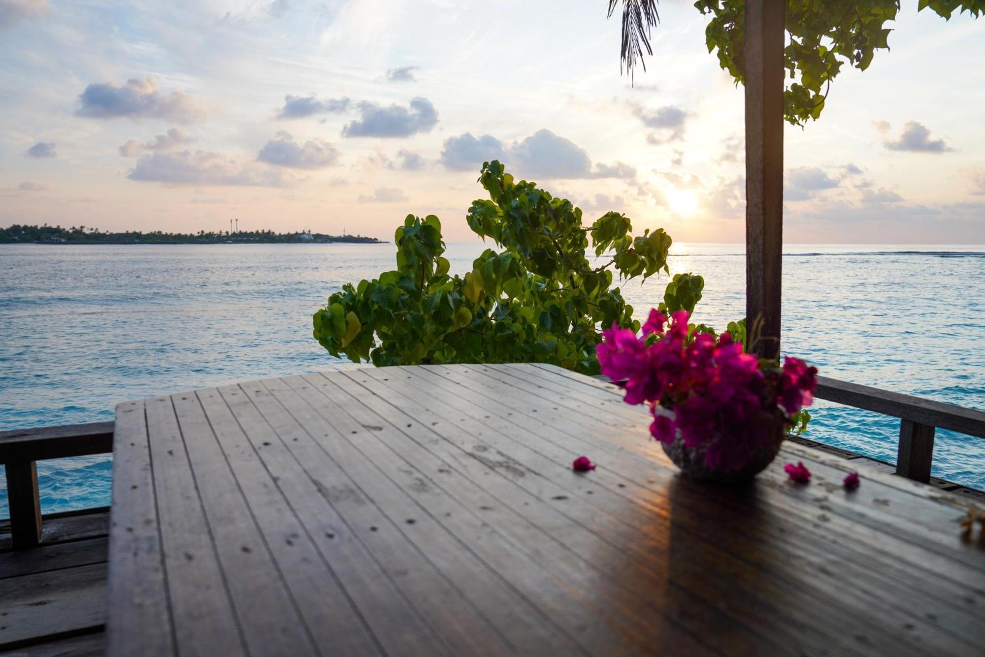 Sun & Surf Hotel Thulusdhoo Luaran gambar